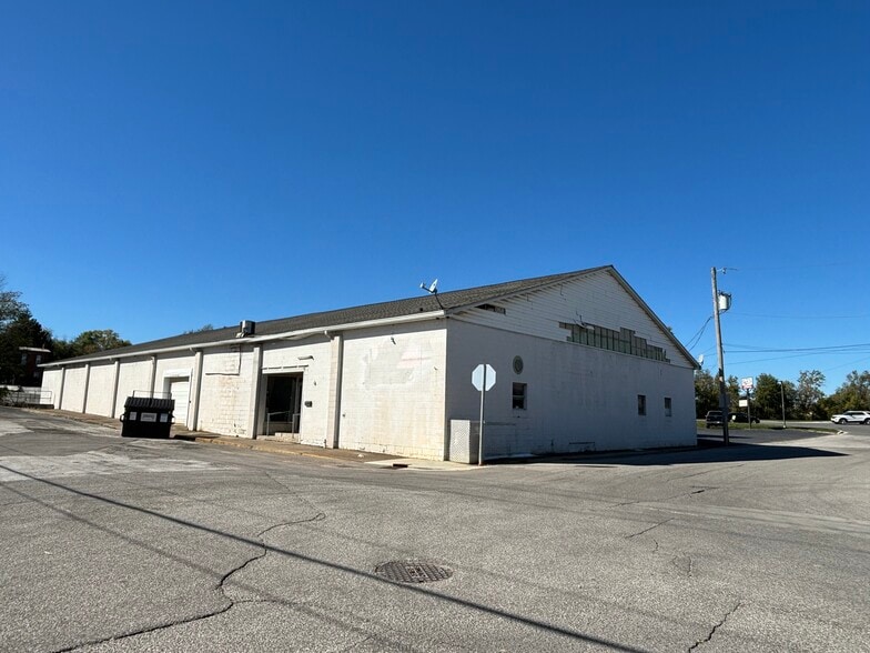 301 W Mulberry St, Salem, IN à vendre - Photo du bâtiment - Image 3 de 8