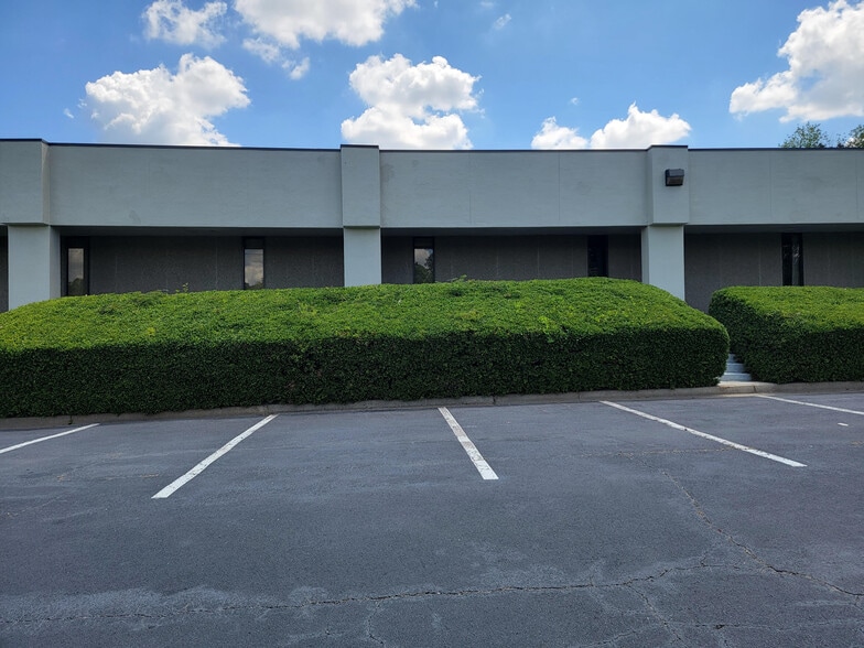 3455 N Desert Dr, East Point, GA for lease - Primary Photo - Image 1 of 2