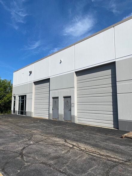 195 Kendall Point Dr, Oswego, IL for lease - Building Photo - Image 2 of 11