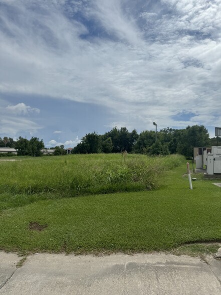 10850 Mead rd, Baton Rouge, LA à vendre - Photo du bâtiment - Image 2 de 3