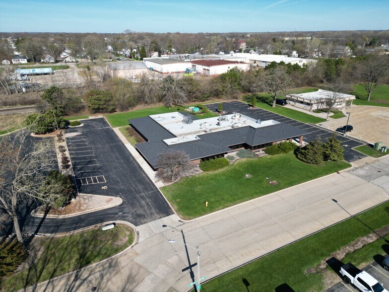 501 Doctors Ct, Oshkosh, WI à vendre - Photo du bâtiment - Image 2 de 16