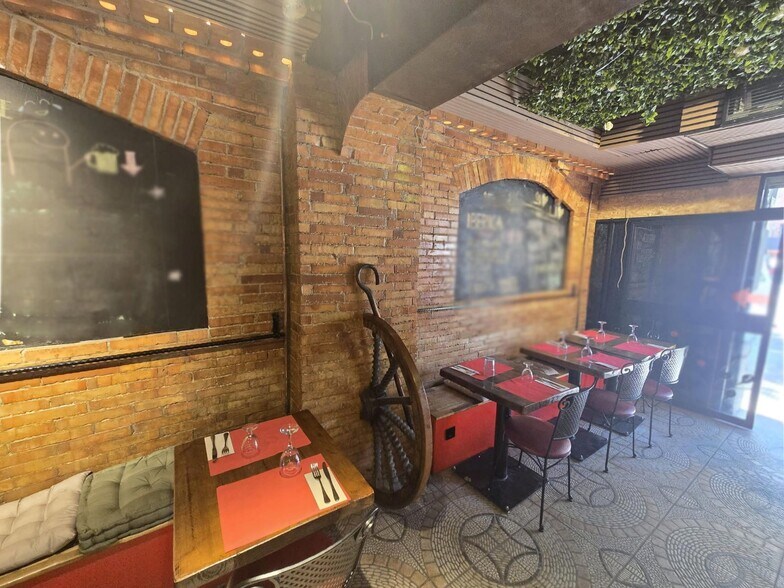 Retail in Barcelona, Barcelona for lease - Interior Photo - Image 2 of 2