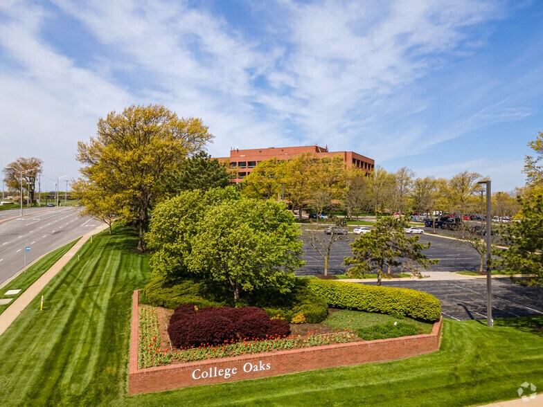 11880 College Blvd, Overland Park, KS à louer - Photo du bâtiment - Image 2 de 5