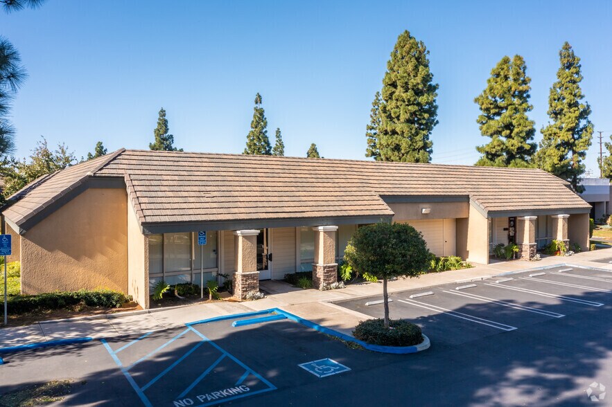 1516 Brookhollow Dr, Santa Ana, CA à louer - Photo du bâtiment - Image 3 de 28
