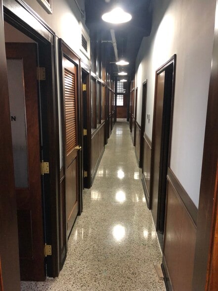 202 Miley Ave, Indianapolis, IN for lease - Interior Photo - Image 3 of 17
