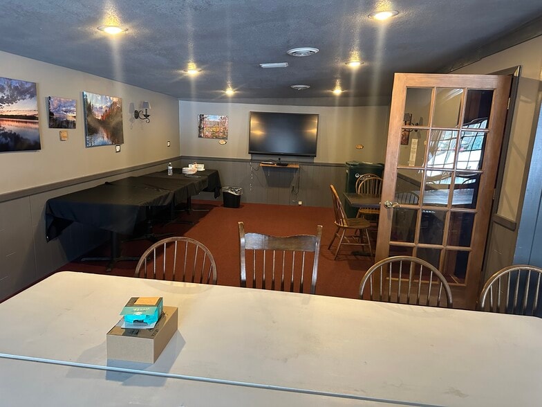 4443 Chain O Lakes Rd, Eagle River, WI for lease - Interior Photo - Image 3 of 12