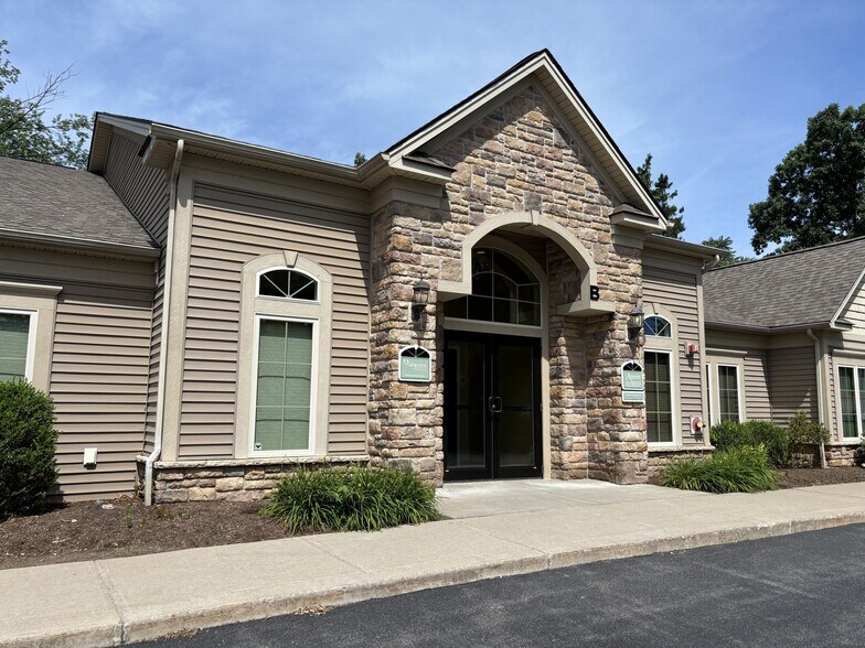 550 Latona Rd, Rochester, NY à vendre - Photo du bâtiment - Image 2 de 2