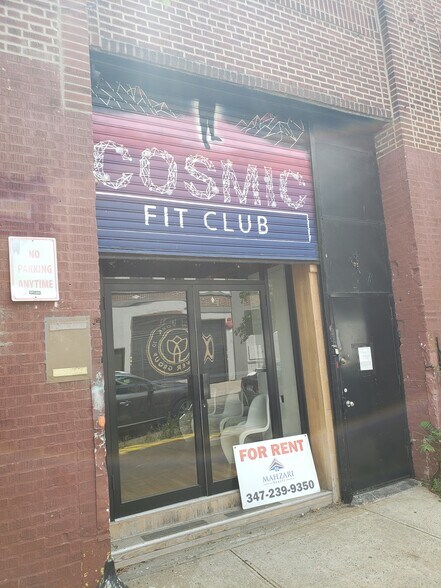 21-38 44th Rd, Long Island City, NY à louer - Photo du bâtiment - Image 3 de 8