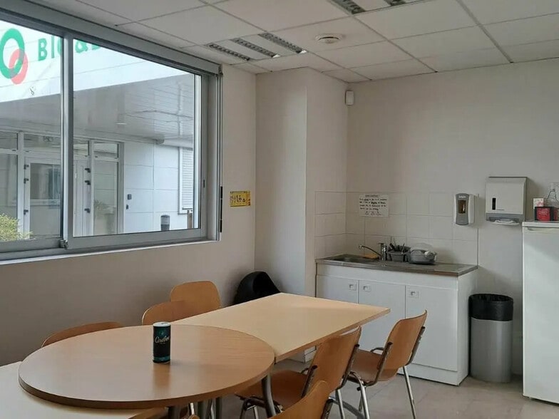 Flex in Créteil for lease - Interior Photo - Image 2 of 3