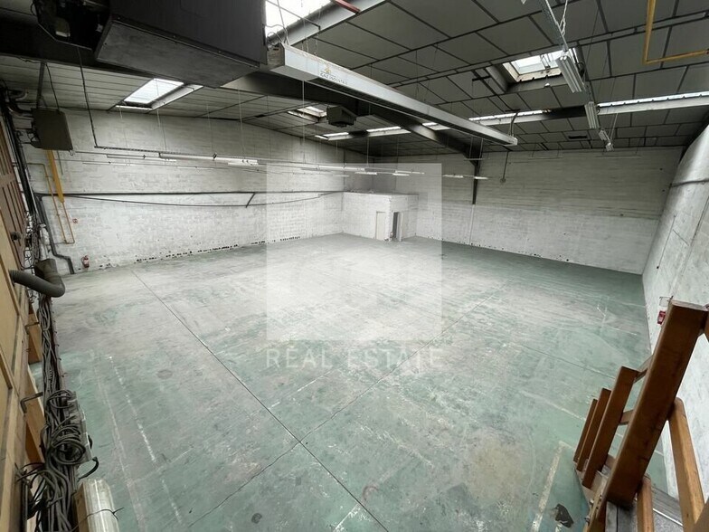 Flex in SAINT EGREVE for lease - Interior Photo - Image 2 of 8