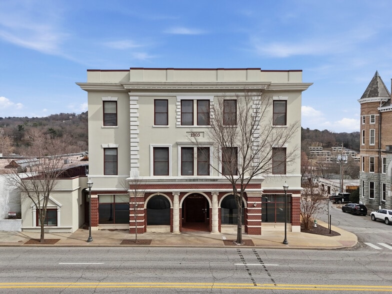 2 N College Ave, Fayetteville, AR à louer - Photo du bâtiment - Image 3 de 18