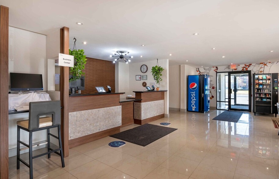 3185 S Dirksen Pkwy, Springfield, IL à vendre - Hall d’entrée - Image 3 de 30