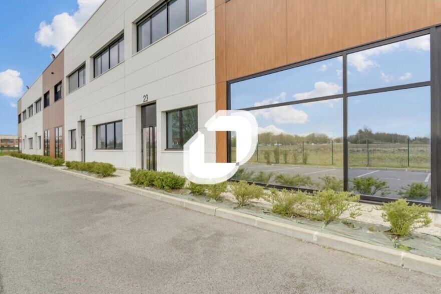 Office in Lieusaint for lease - Building Photo - Image 2 of 8