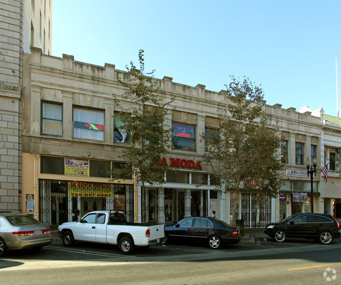 108 W 4th St, Santa Ana, CA à vendre - Photo du bâtiment - Image 2 de 2