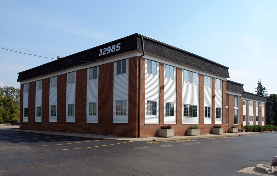 32985 Hamilton Ct, Farmington Hills, MI for lease - Building Photo - Image 2 of 9