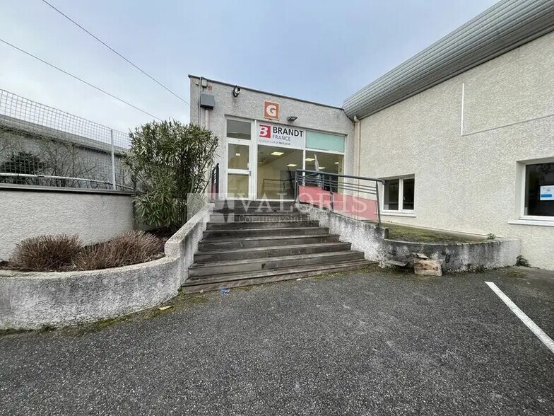 Flex dans Décines-Charpieu à louer - Photo du bâtiment - Image 2 de 7