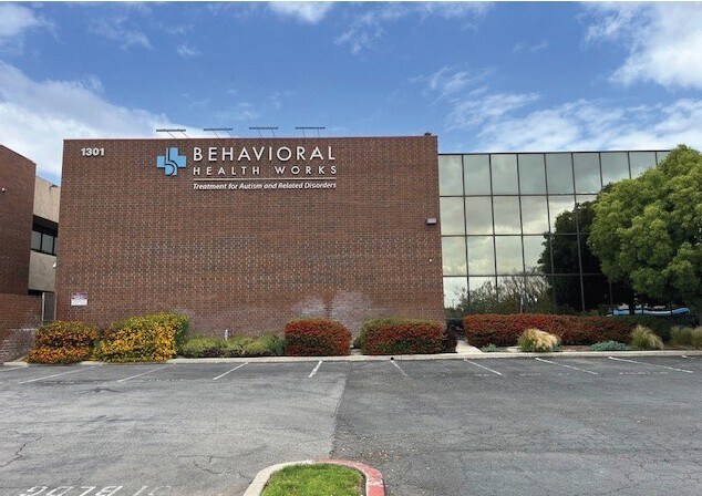 1301 E Orangewood Ave, Anaheim, CA for lease - Building Photo - Image 2 of 3