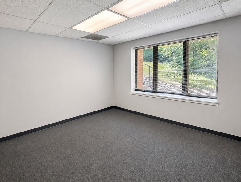 1342-1360 Old Bridge Rd, Woodbridge, VA for lease - Interior Photo - Image 2 of 13