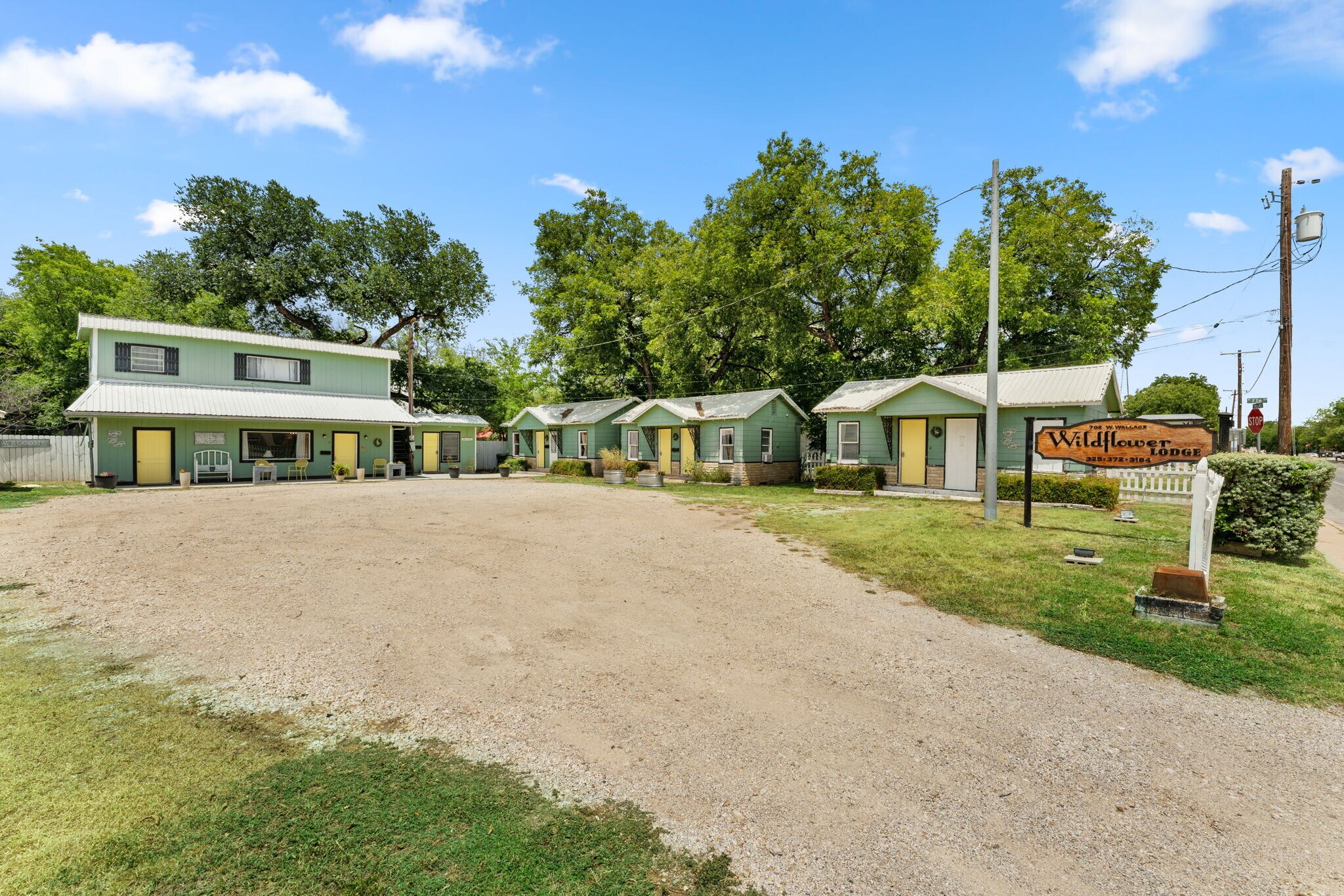 702 W Wallace St, San Saba, TX à vendre Photo du bâtiment- Image 1 de 55