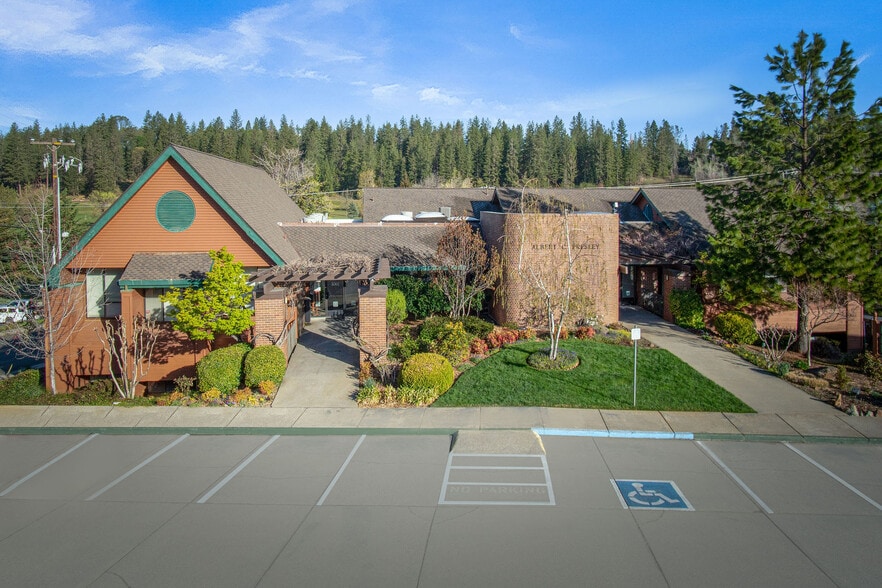 1061 E Main St, Grass Valley, CA à vendre - Photo principale - Image 1 de 49