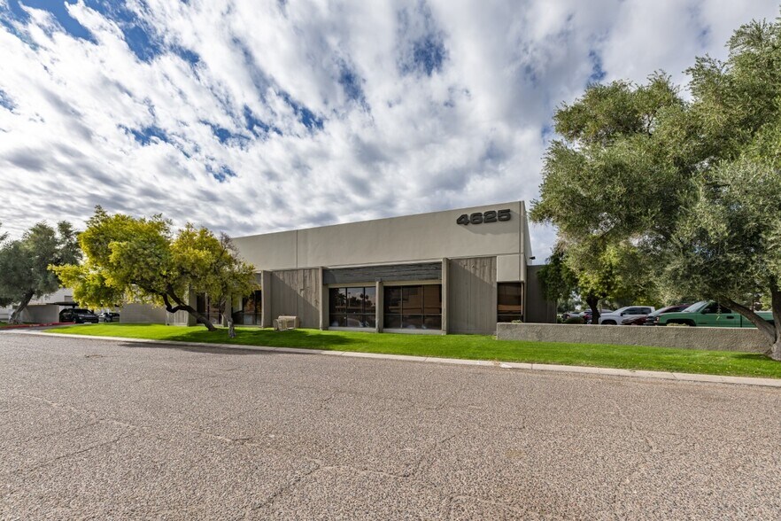 4625 S Ash Ave, Tempe, AZ à louer - Photo du bâtiment - Image 3 de 5