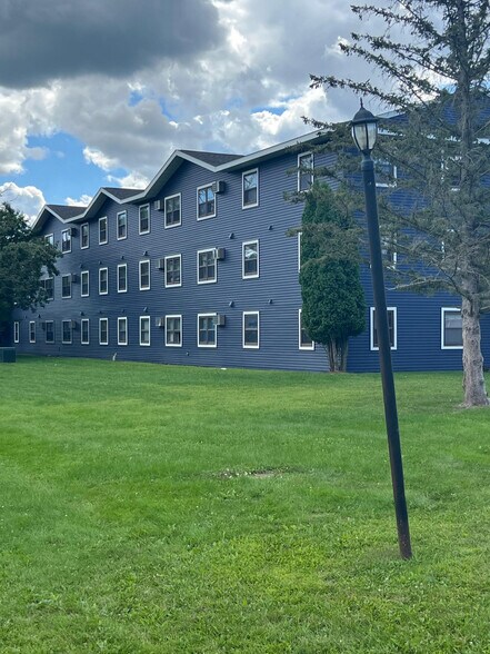 350-360 E Birch Ave, Barron, WI à vendre - Photo du bâtiment - Image 2 de 5