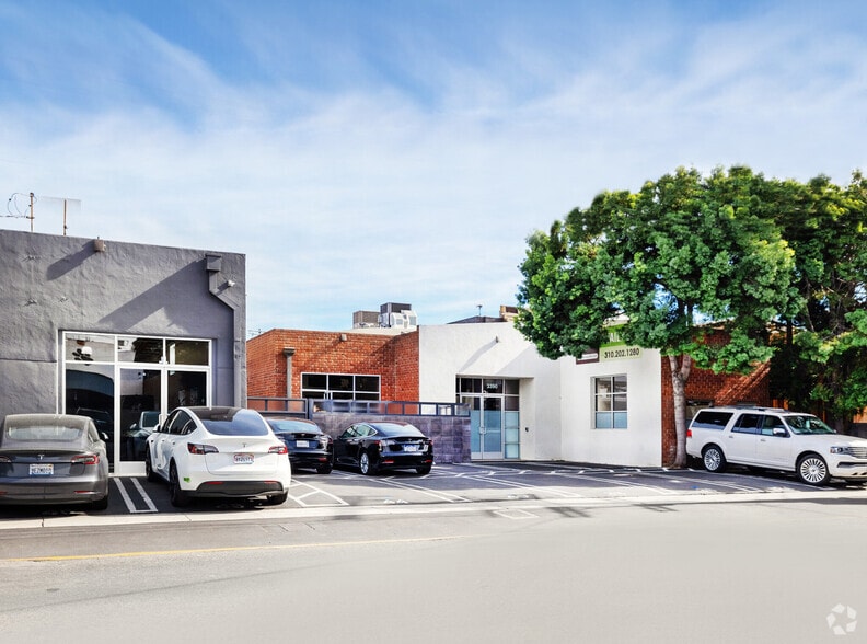 3384 Robertson Pl, Los Angeles, CA à louer - Photo du bâtiment - Image 3 de 13