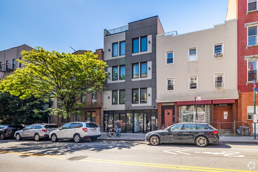 186 Greenpoint Ave, Brooklyn, NY for lease - Building Photo - Image 1 of 4