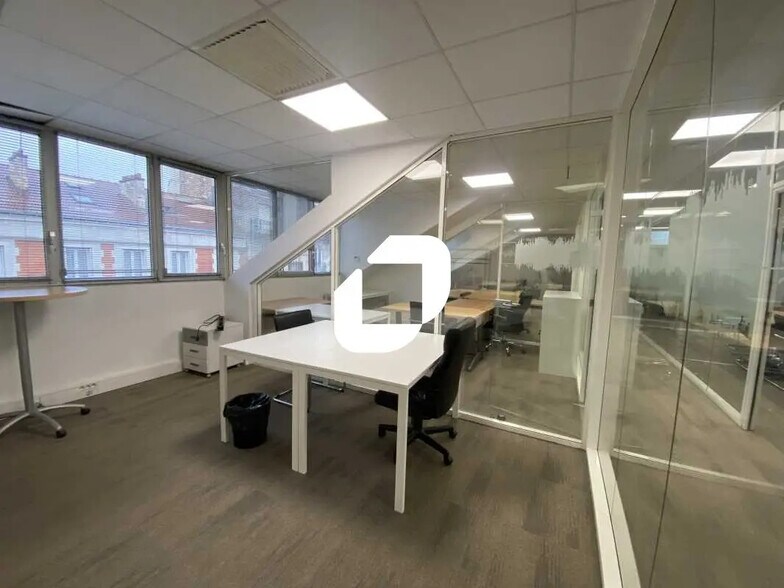 Office in Saint-Ouen-sur-Seine for lease - Building Photo - Image 3 of 22
