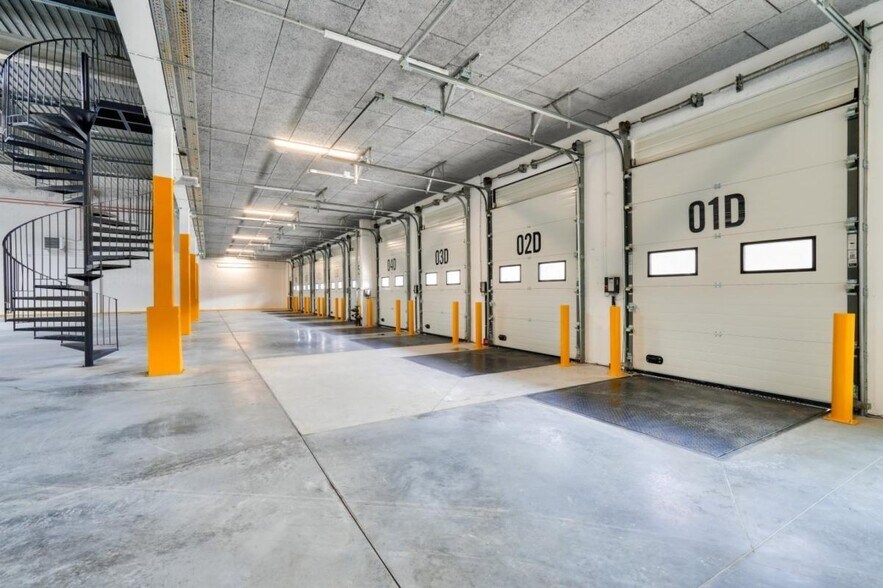 Industrial in Trappes for lease - Building Photo - Image 3 of 9