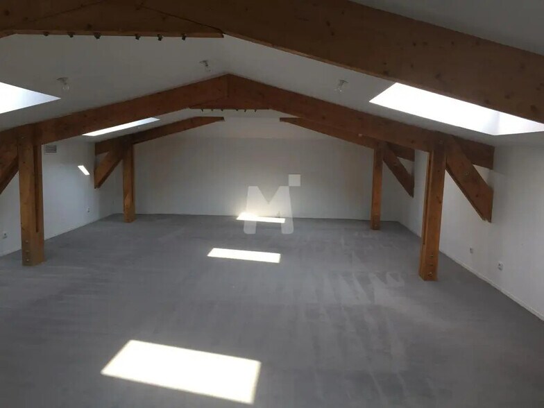 Flex in Dammarie-les-Lys for lease - Interior Photo - Image 3 of 6