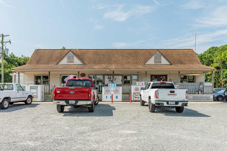 16552 General Puller Hwy, Deltaville, VA à vendre - Photo du bâtiment - Image 2 de 64