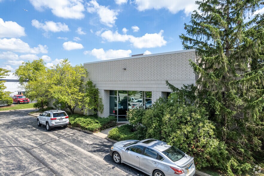 75 Chancellor Dr, Roselle, IL à vendre - Photo du bâtiment - Image 3 de 7