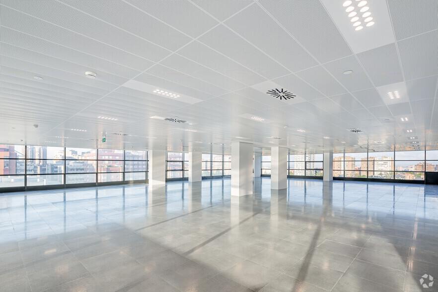 Calle de Serrano Galvache, 26, Madrid, Madrid for lease - Interior Photo - Image 2 of 21