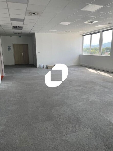 2 Rue De La Viscose, Échirolles à louer - Photo du bâtiment - Image 3 de 9