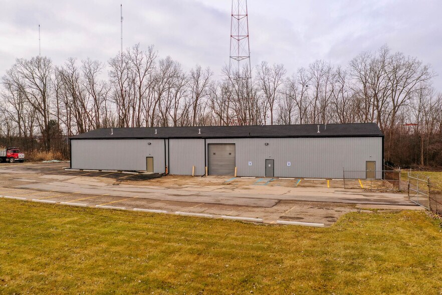 3108 E Bristol Rd, Burton, MI à louer - Photo du bâtiment - Image 3 de 16