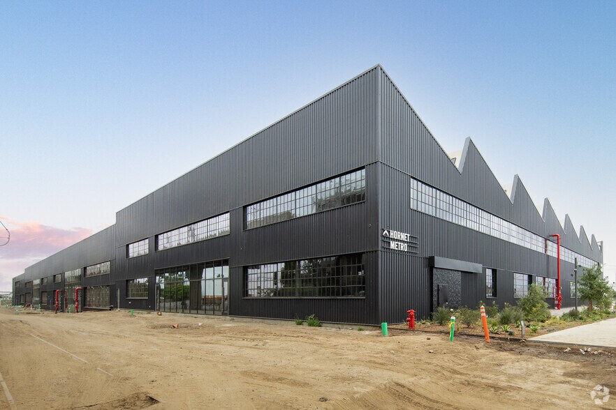 888 N Douglas St, El Segundo, CA à louer - Photo du bâtiment - Image 1 de 3