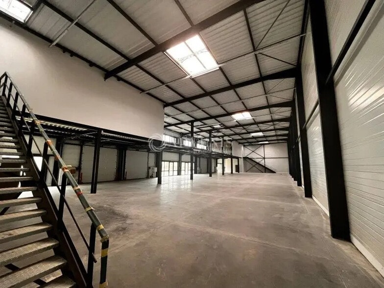 Flex in Saint-Quentin-Fallavier for lease - Building Photo - Image 2 of 7