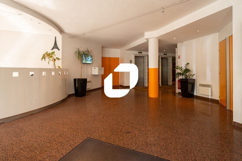 Office in Meudon for sale - Lobby - Image 2 of 15