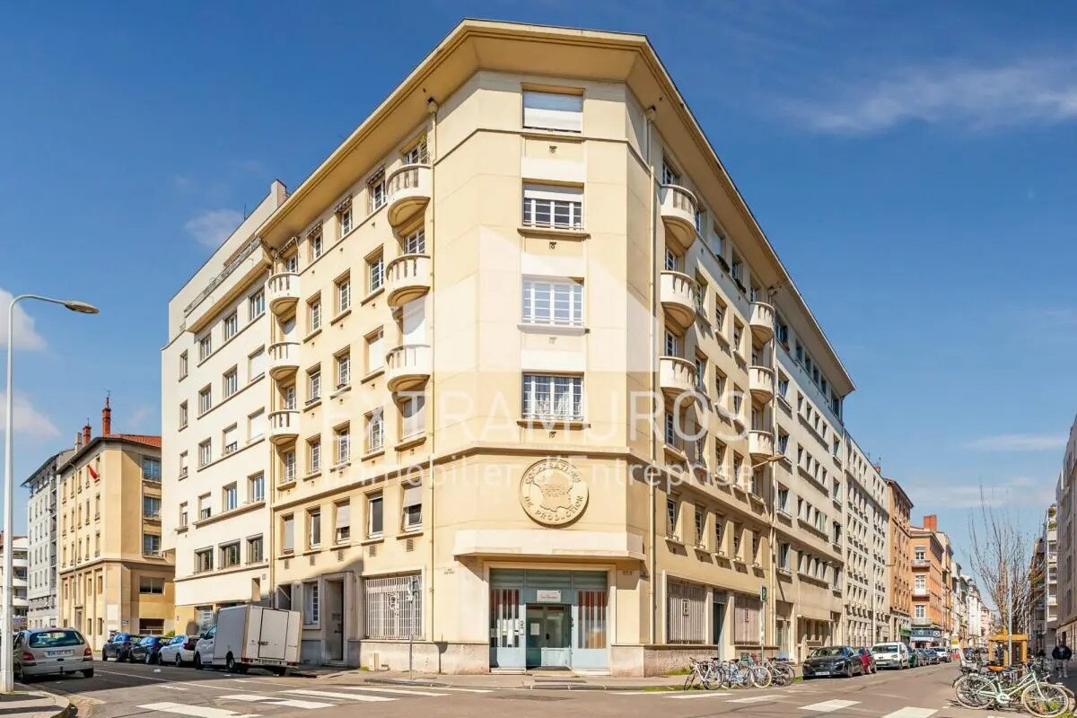 Office in Lyon for sale Building Photo- Image 1 of 9