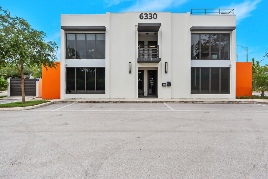 6330 Sunset Dr, South Miami, FL à louer - Photo du bâtiment - Image 1 de 40