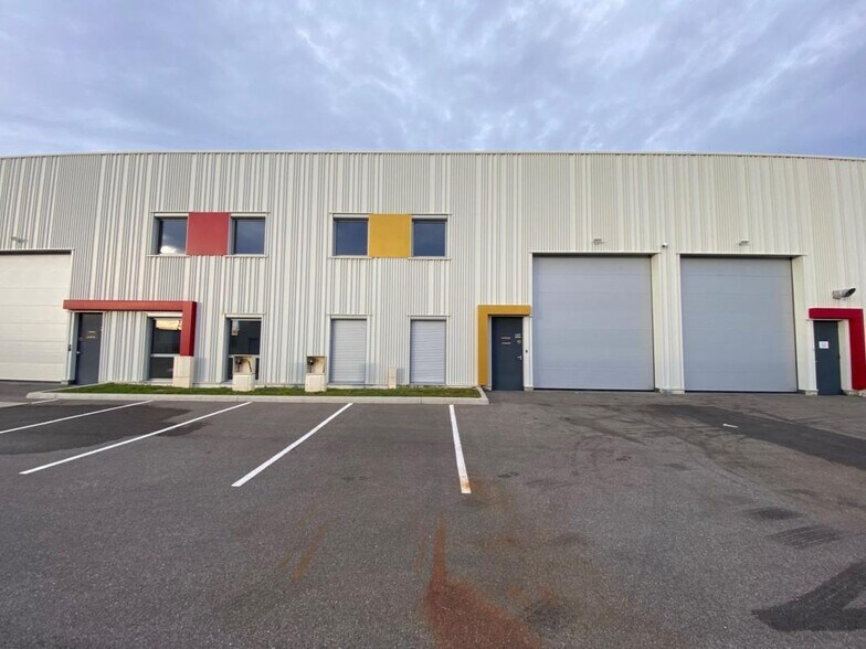Flex in Corbas for sale - Building Photo - Image 1 of 8
