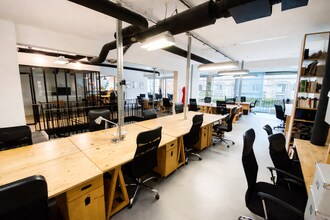 Rue Pelleport, Paris for lease Interior Photo- Image 2 of 5