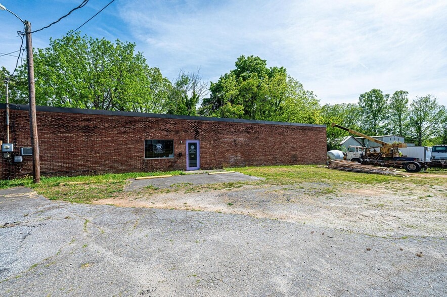 304 Virginia St SW, Lenoir, NC à vendre - Photo du bâtiment - Image 3 de 40