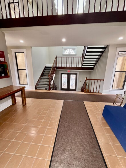 121 N Washington St, Naperville, IL for lease - Building Photo - Image 3 of 9