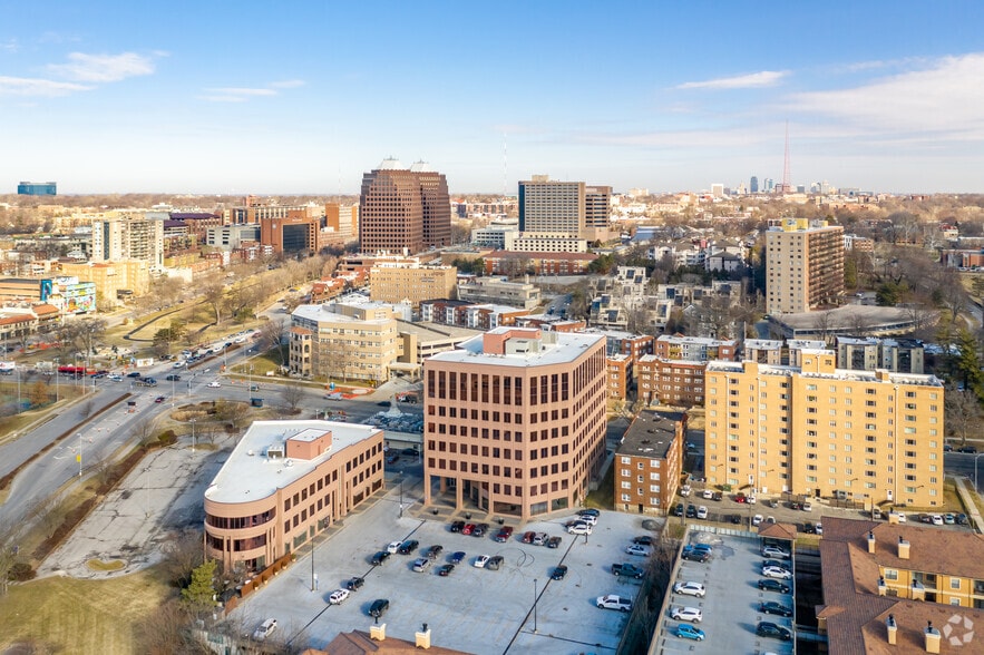 4717 Grand Ave, Kansas City, MO for lease - Building Photo - Image 1 of 17