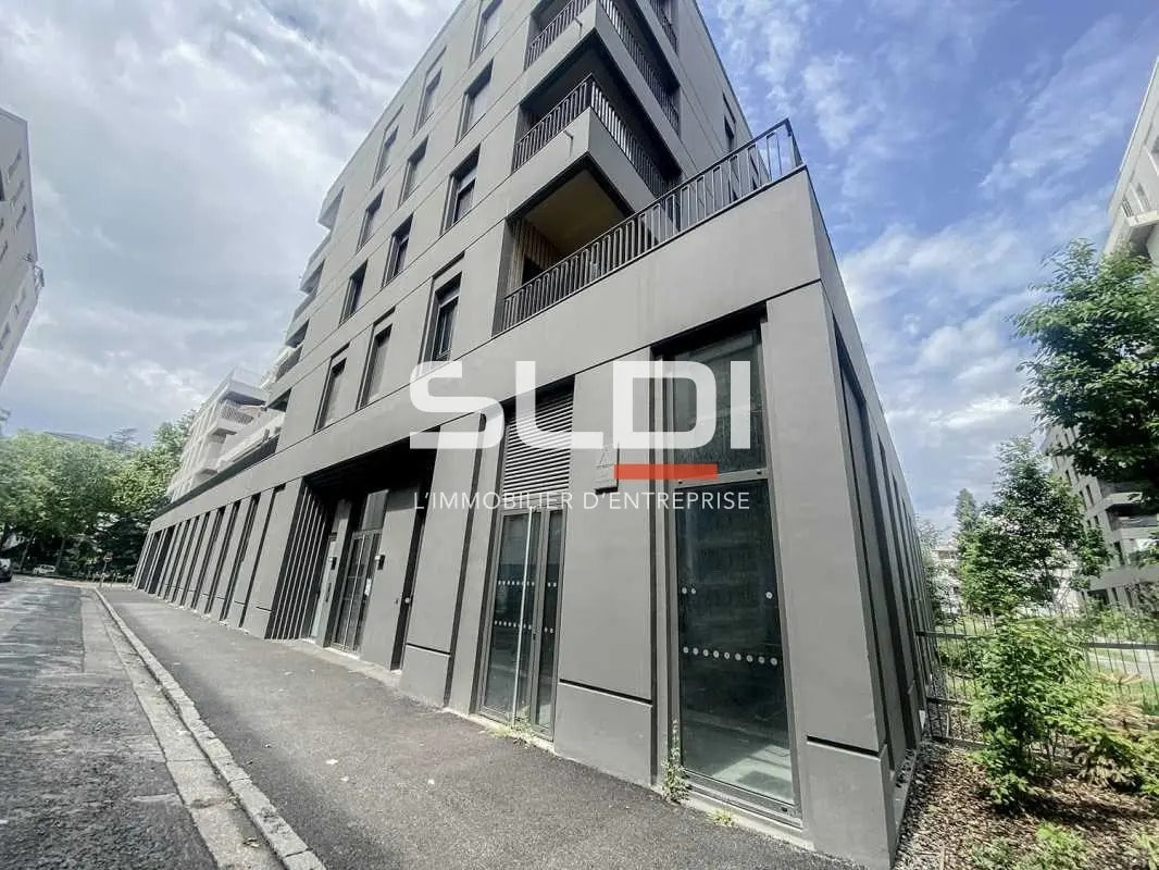 Retail in Villeurbanne for lease Building Photo- Image 1 of 6
