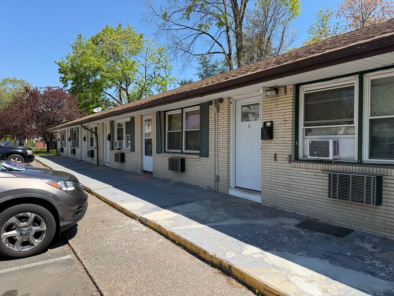 45 Olmsted St, East Hartford, CT à vendre - Photo du bâtiment - Image 2 de 13