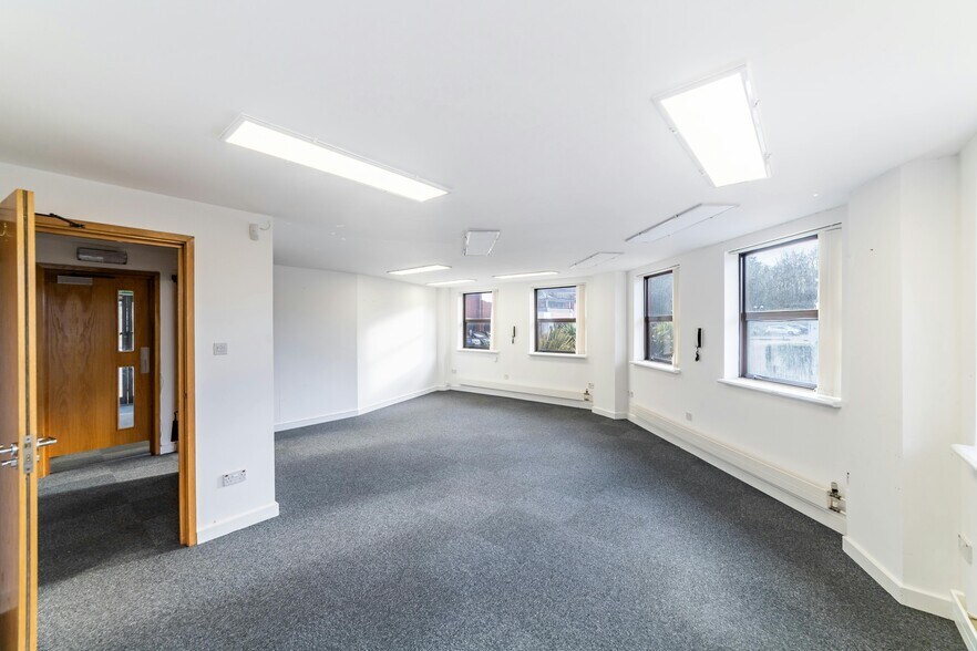 Bakewell Rd, Peterborough à louer - Photo du bâtiment - Image 2 de 3