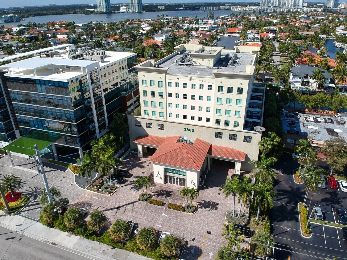 3363 NE 163rd St, North Miami Beach, FL portefeuille de 3 propriétés à vendre sur LoopNet.ca Photo principale- Image 1 de 34